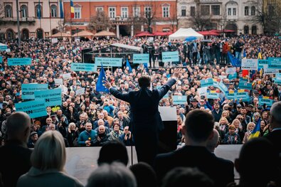 A kolozsvári nagygyűlésen mintegy húszezren vettek részt. Fotó: Facebook / Kelemen Hunor