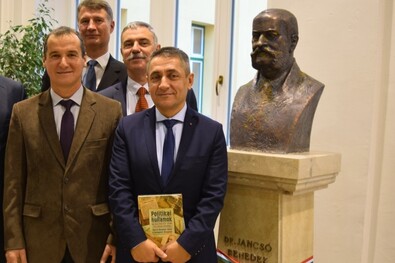 Jancsó Benedek szobrának avatóján a Budapesti Egyetemi Katolikus Gimnáziumban (2018). Fotó: Facebook / Nemzetpolitikai Államtitkárság