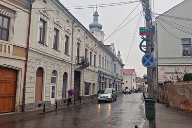 A Gábor Áron utcában a Turóczi-ház sarkánál levő digitális táblán zöld felirat jelzi, hány szabad parkolóhely van a főtéren. A szerző felvétele