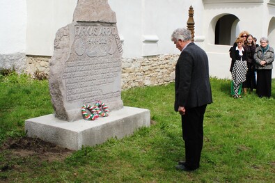 Tisztelgés az emlékjel előtt. Simó Márton felvételei