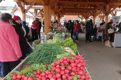 Zöldségek a baróti tavaszi vásáron. A szerző felvétele