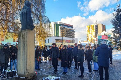 Koszorúzás a kovásznai Csoma-szobornál. Fotó: Bodor János