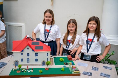 Bodor Kincső, Várkuti Fanni és Csutka Janka a Keresztes-ház makettjével. Fotó: Facebook / Mathias Corvinus Collegium – Fiatal Tehetség Program