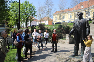 Made in Sepsi ArtBrunch szobortúra. Sepsiszentgyörgy belvárosi köztéri szobrairól beszélt Vetró András ­szobrászművész, itt éppen Berde Mózsáról. Fotó: Albert Levente