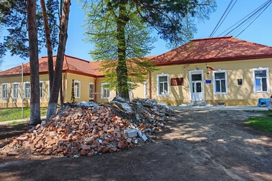 Az építkezés nyomai az iskola előtt. A szerző felvétele