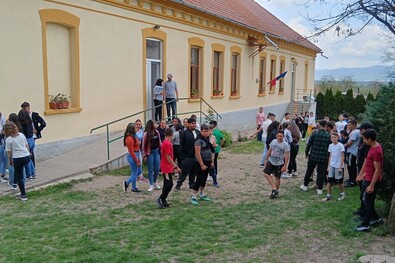Diákok a nagyborosnyói Bartha Károly Általános Iskola udvarán. Fotó: Bartha Károly Általános Iskola