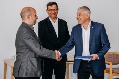 Tamás Sándor tanácselnök (jobbról) gratulál Szőke Zsoltnak; középen Gáj Nándor. Fotó: Kovászna Megye Tanácsa