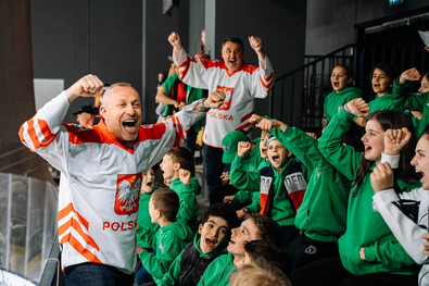 Lengyel, magyar két jó barát – Pawel és a székelyudvarhelyi gyermekek a sepsiszentgyörgyi jégkorong-világbajnokságon. Fotó: Bocz Csaba