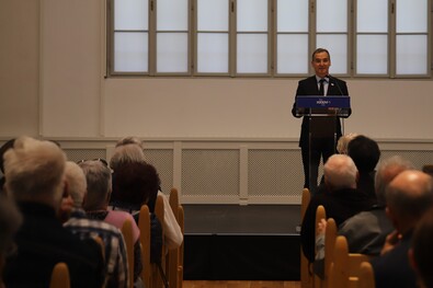 Vargha Mihály köszönti az egybegyűlteket. Albert Levente felvétele