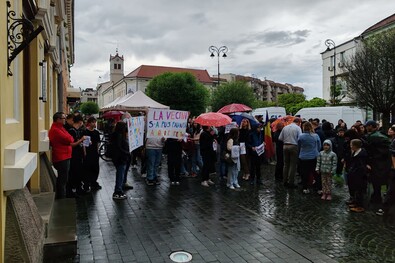 Utcára vonultak diákok, szülők (Mihai Viteazul Főgimnázium)