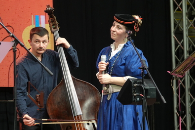 A SepsiBook keretében a könyv témájára épített műsorával fellépett Luiza Zan, akit a koncerten a Jazzpar Trio kísért. Az énekesnő mellett Vitályos Lehel nagybőgős. Fotó: Szekeres Attila