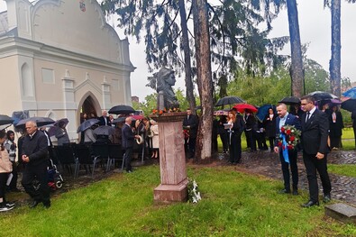 A bárónő szobrát Szilveszter Szabolcs és Gáj Nándor is megkoszorúzta. A szerző felvétele