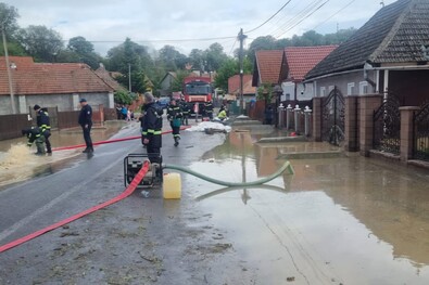 Dolgoznak a kármentésen. Fotó: Megyei sürgősségi felügyelőség