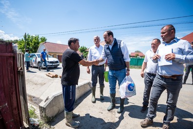 Nacsa Lőrinc (középen) az Ökumenikus Segélyszervezet szállítmányának szétosztásában is részt vett. Fotók: Kocsis B. János