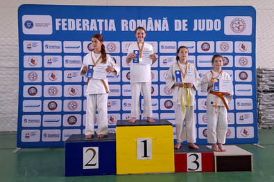 A cselgáncsozó Luiza-Antonia Hoboi a dobogó legmagasabb fokán. Fotó: Sepsiszentgyörgyi MSK