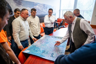 Részletes térképeket tanulmányozva egyeztettek a megyeházán. Fotók: Kiss Zsombor
