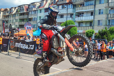 Egy női versenyző épp áthalad egy akadályon – a kovásznai Hard Enduro versenyen három női induló is rajthoz állt, mindannyian sikeresen teljesítették a pályát. Fotó: Bodor János