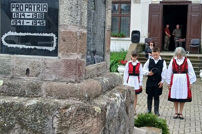 Főhajtás a nagybaconi hősök emlékműve előtt. Fotó: Böjte Ferenc