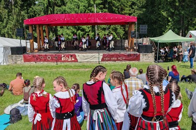Kis táncosok a Perkőn (Gyermek-  és  Ifjúsági  Néptáncegyüttesek  Találkozója)