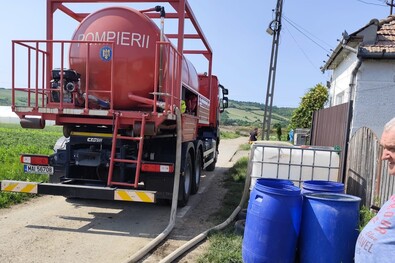 Tartályokban kapják az ivóvizet a Kis-Küküllő mentén. Fotó: Facebook / ISU Mureș