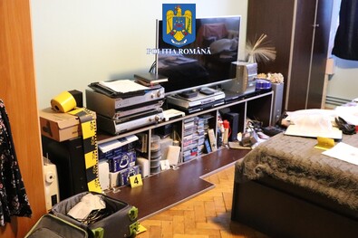 A gyanúsított lakásában.  A Kovászna megyei rendőrség felvétele