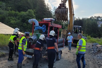 Dolgoznak a Korond-patak elterelésén. Fotó: Facebook / ISU Harghita