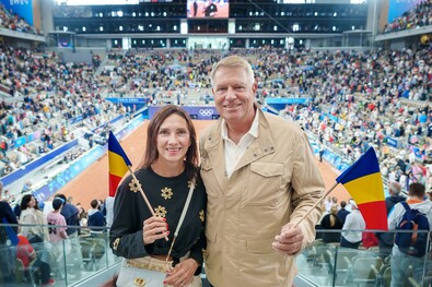Klaus Iohannis és felesége tavaly júniusban Párizsban találkozott a romániai teniszezőkkel és asztalteniszezőkkel. Fotó: Facebook / Klaus Iohannis