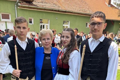 Bakk-Vitális Mária Kinga a díjazott diákok társaságában. Fotó: Trefán Leonárd-Iskola
