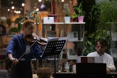 Ráduly Zsófia és Szőcs Botond éjféli koncertje a sepsiszentgyörgyi Erdélyi Művészeti Központban a Múzeumok éjszakáján. Mózes László felvétele
