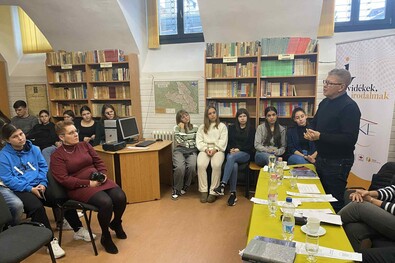 Fekete Vince (jobbról) a kézdivásárhelyi Bod Péter Tanítóképzőben. Fotó:  Facebook / Bod Péter Tanítóképző 