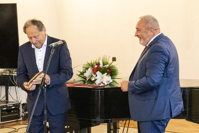 Mucsi Mihály átvette a díjat Bokor Tibortól. A szerző felvétele