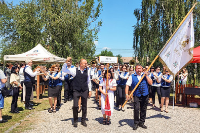 A rétyi Kováts András Fúvósegyesület zenekarát nagy tapssal fogadja a közönség. A szerző felvételei