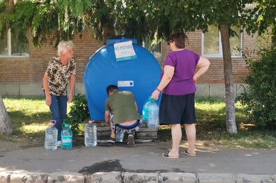 A Kis-Küküllő mentén kihelyezett tartályokból viszik haza az ivóvizet az emberek. Fotó: Facebook / Instituția Prefectului – Județul Mureș