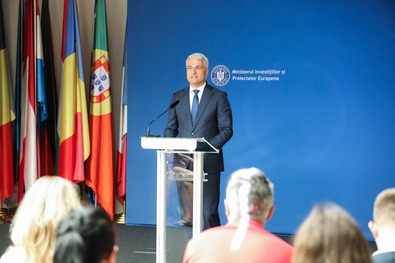 Dragoș Pîslaru sajtótájékoztatót tart. Fotó: Facebook / Dragoș Pîslaru