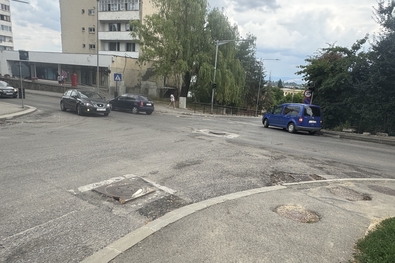 Pár nap, és újraaszfaltozzák  a felmart kereszteződéseket (Sepsiszentgyörgy)