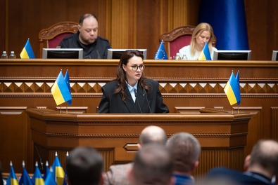 A parlament előtt az új kormányfő. Fotó: Facebook / Julija Szviridenko