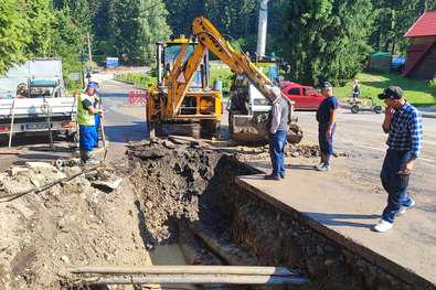 A Hydrokov munkatársai a szívkórház közelében a meghibásodott fővezeték javításán dolgoznak. A szerző felvétele
