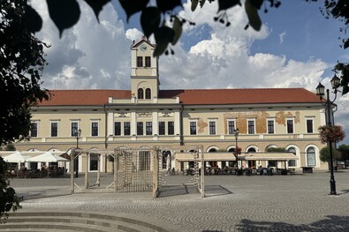 A sepsiszentgyörgyi Bazár-épület, emeletén a Gyárfás Jenő Képtár. A szerző felvétele