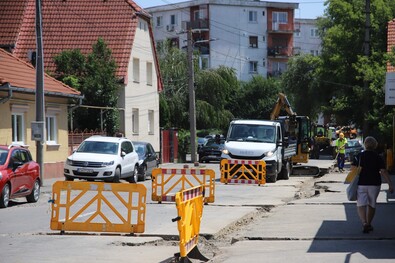 Parkoló autók és gázvezetési munkálatok is lassítják a forgalmat a Lázár Mihály utcában.  Albert Levente felvétele