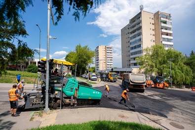 Újraaszfaltozzák a jelzőlámpás útkereszteződéseket. Fotó: Kristó-Gothárd Hunor 