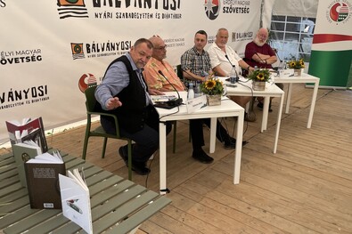 Szekeres Attila, Galbács Pál, Farcádi Botond, Bedő Zoltán és Sarány István, valamint a bemutatott kötetek. A szerző felvétele