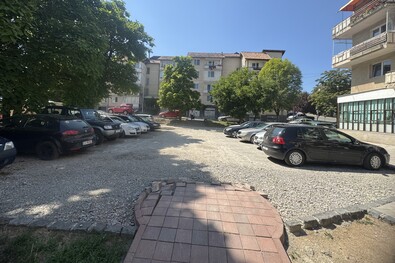 Jövő hónapban a másik parkolót is leaszfaltozzák (Mihai  Viteazul  tér)