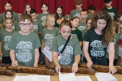A citeratábor Fekete Kincső vezette csoportja Gyergyó-vidéki népdalokat játszik. A szerző felvétele