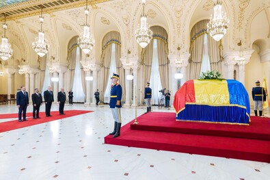 Ilie Bolojan kormányfő liberális miniszterekkel együtt tisztelgett Ion Iliescu ravatala előtt. Fotó: gov.ro