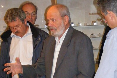 Jakab Gyula (középen) földtani szakemberek társaságában. Fotó: Wanek Ferenc