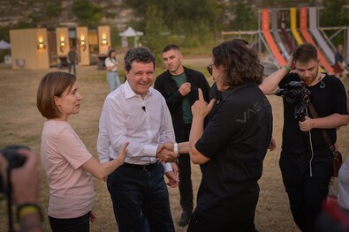 Nicuşor Dan és Maia Sandu a fesztiválszervezővel. Fotó: Facebook / Festivalul Lupilor