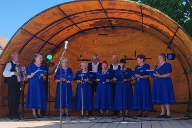 Színpadon a Búzavirág kórus. Fotó: Baloga Csilla