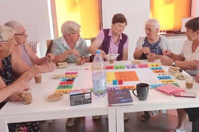 Nyári foglalkozás a Málnás községi nyugdíjasokkal. Fotó: Facebook / Diakónia Keresztyén Alapítvány – Sepsiszentgyörgy, idősgondozó ágazat
