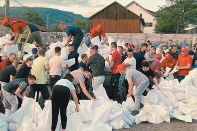 Június elején a parajdiak a vízbetöréshez legközelebb levő házak védelméért raktak homokzsákokat. Fotó: Facebook / Kelemen Hunor