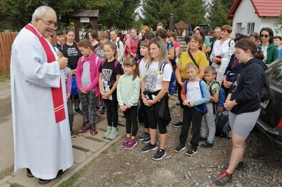 Koncsag László szentegyházasfalvi plébános a zarándokokkal. Márton Ernő archív felvétele